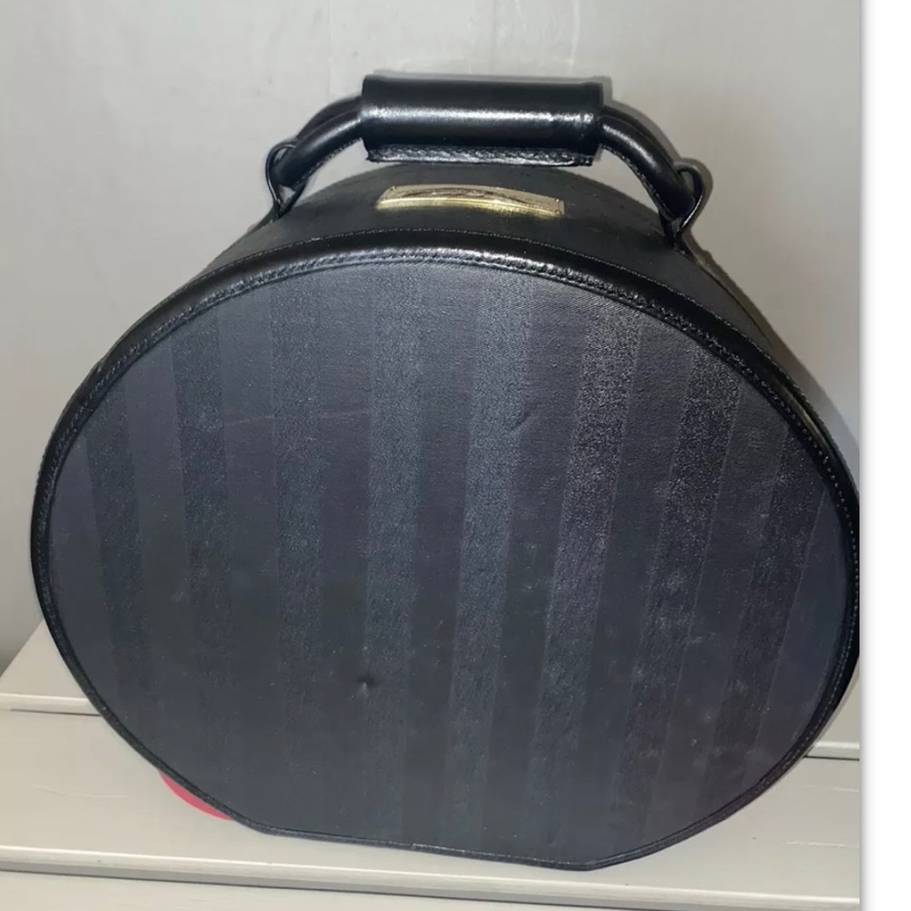 Victoria’s Secret luggage Trunk Store Display Prop Black DOES NOT OPEN